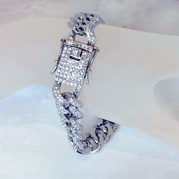 NEW - Unisex Style Fashion Bracelet- 8 inch Silver w/Rhinestones
